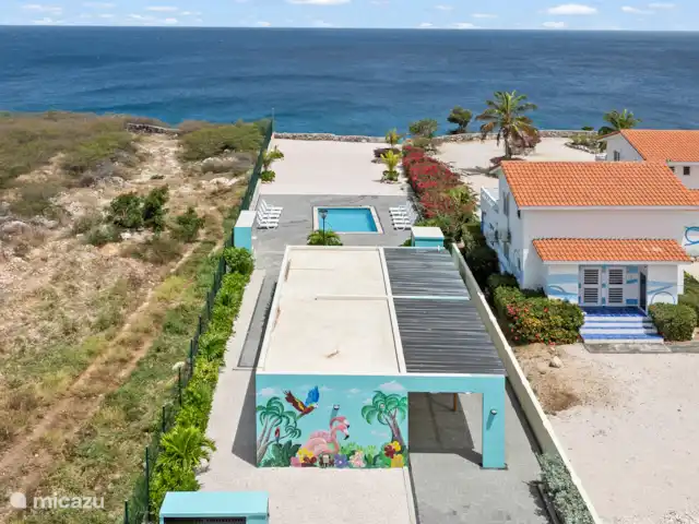 Bon Azul 5A en Curazao, Bandabou (oeste), Westpunt - casa vacacional Desde el aire se puede ver la piscina bellamente situada con el vasto mar azul claro detrás de ella. Una ubicación única.