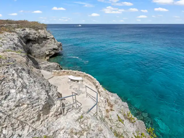 Bon Azul 5A en Curazao, Bandabou (oeste), Westpunt - casa vacacional Hay una escalera de buceo privada en el lugar, que le da acceso directo al mar azul claro. ¡Perfecto para un refrescante baño o una aventura de esnórquel desde su propia estadía!