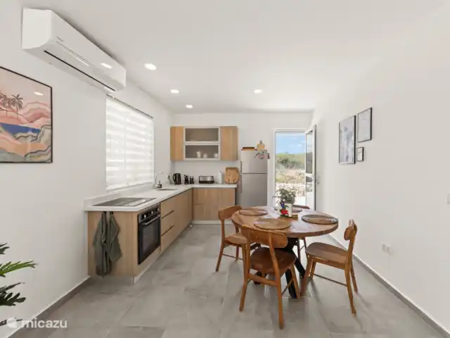 Bon Azul 5A en Curazao, Bandabou (oeste), Westpunt - casa vacacional Diseño de planta abierta con cocina moderna y cómoda sala de estar.  Ideal para la unión y la relajación.