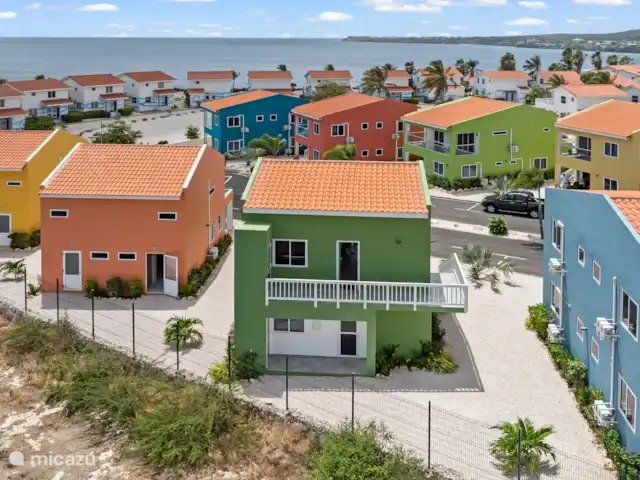 Bon Azul 5A en Curazao, Bandabou (oeste), Westpunt - casa vacacional Vista aérea de un atractivo parque con encantadoras casas de vacaciones de colores.