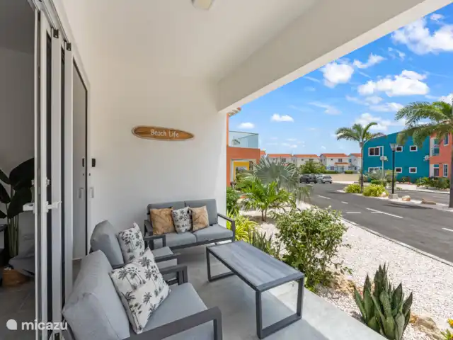 Bon Azul 5A en Curazao, Bandabou (oeste), Westpunt - casa vacacional Amplia terraza con cómoda zona de estar.