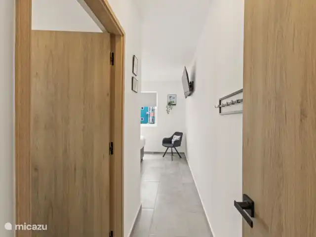 Bon Azul 5A en Curazao, Bandabou (oeste), Westpunt - casa vacacional Pasillo bien cuidado que conduce al atractivo dormitorio.