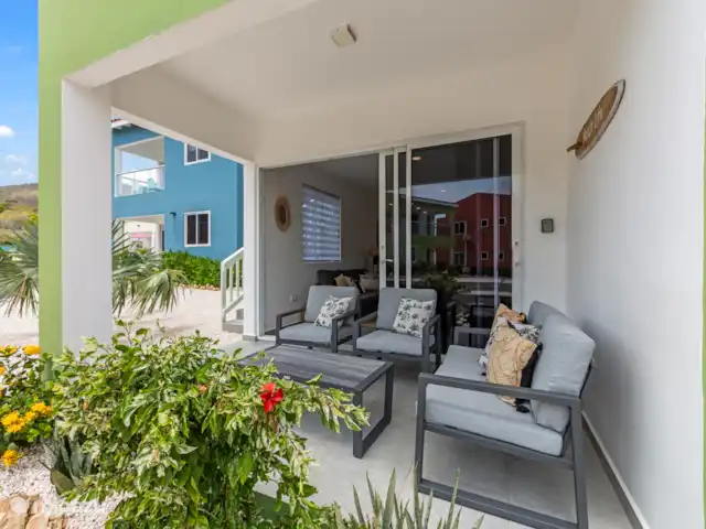 Bon Azul 5A en Curazao, Bandabou (oeste), Westpunt - casa vacacional La casa cuenta con un confortable jardín, ideal para desayunar al sol de la mañana o tomar una copa por la noche.