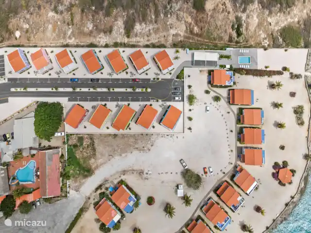 Bon Azul 5A en Curazao, Bandabou (oeste), Westpunt - casa vacacional Vista aérea de un atractivo parque con encantadoras casas de vacaciones de colores.