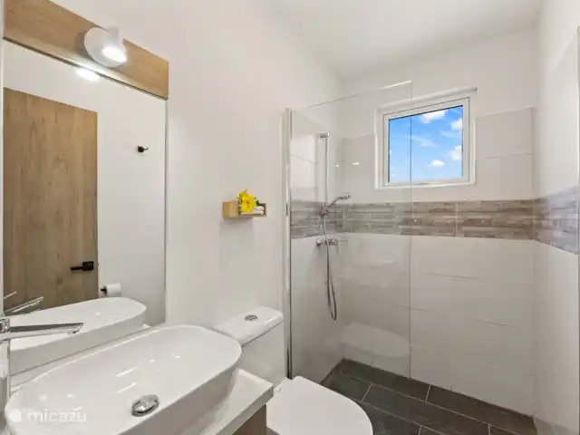 Bon Azul 5A en Curazao, Bandabou (oeste), Westpunt - casa vacacional Cuarto de baño bien cuidado con amplia ducha.
