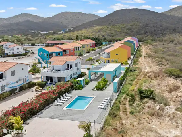Bon Azul 5A en Curazao, Bandabou (oeste), Westpunt - casa vacacional Desde el aire se puede ver la piscina bellamente situada con el vasto mar azul claro detrás de ella. Una ubicación única.