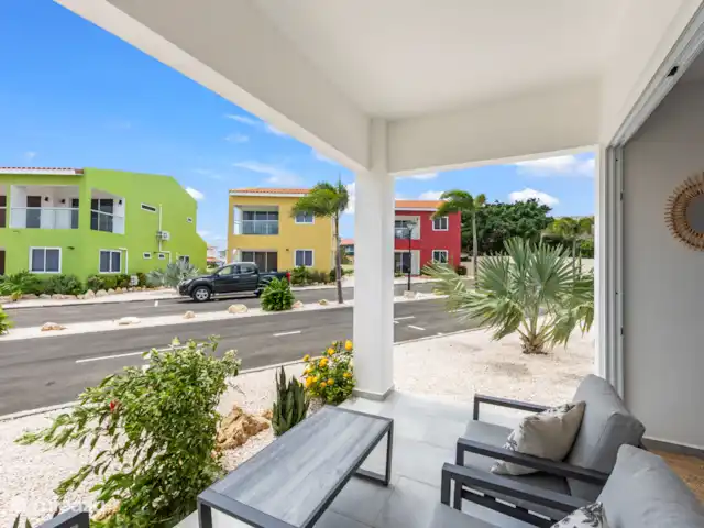 Bon Azul 5A en Curazao, Bandabou (oeste), Westpunt - casa vacacional Amplia terraza con cómoda zona de estar.