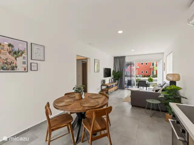 Bon Azul 5A en Curazao, Bandabou (oeste), Westpunt - casa vacacional Diseño de planta abierta con cocina moderna y cómoda sala de estar.  Ideal para la unión y la relajación.