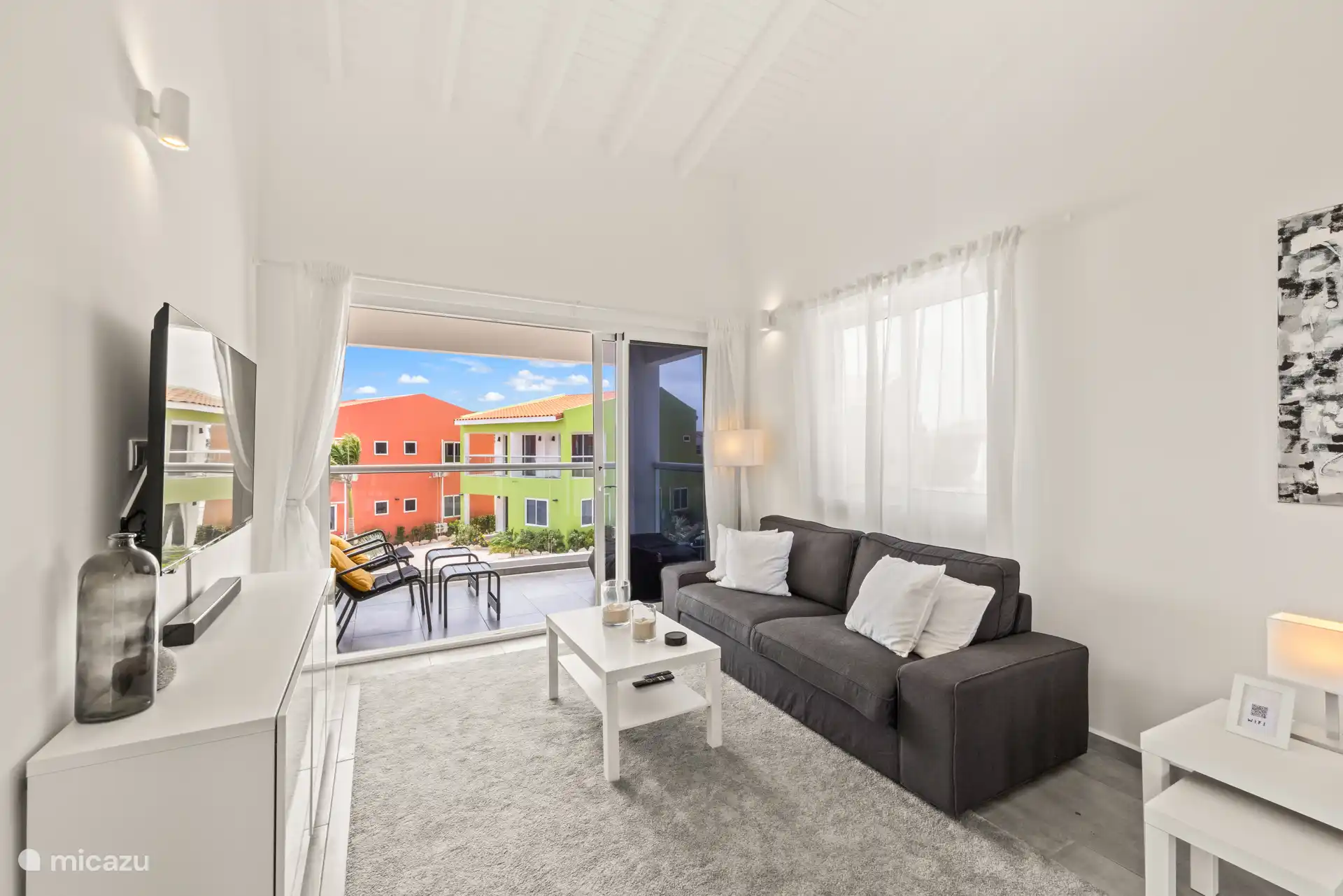 Well-kept living room with TV, seating and attractive décor – perfect for relaxing.