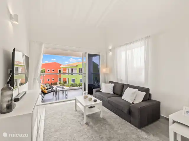 Punta Azul Ocean Resort 5B | Curaçao, Banda Abou (ouest), Westpunt - maison de vacances Salon bien entretenu avec télévision, sièges et décoration attrayante - parfait pour se détendre.