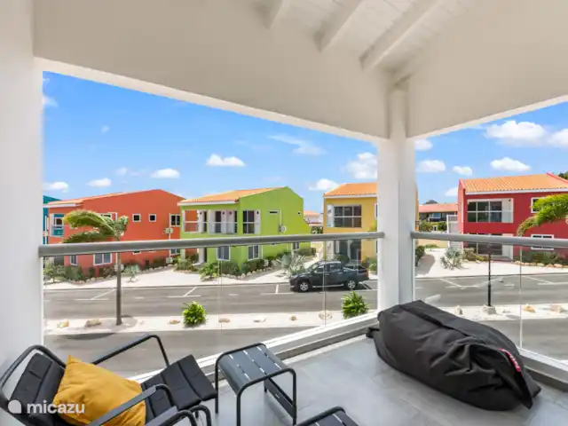 Punta Azul Ocean Resort 5B | Curaçao, Banda Abou (ouest), Westpunt - maison de vacances Balcon spacieux avec une vue magnifique - l’endroit idéal pour un petit-déjeuner tranquille ou un verre de vin au coucher du soleil.