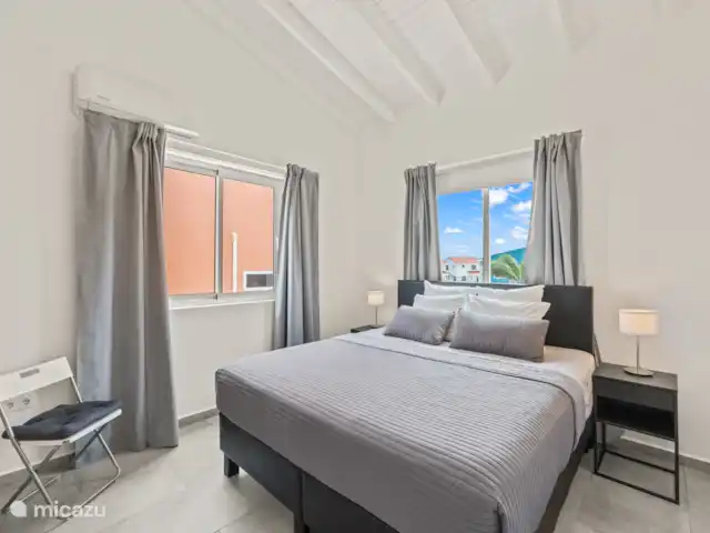 Punta Azul Ocean Resort 5B | Curaçao, Banda Abou (ouest), Westpunt - maison de vacances Chambre spacieuse avec lit double confortable - meublée pour une nuit de sommeil relaxante.