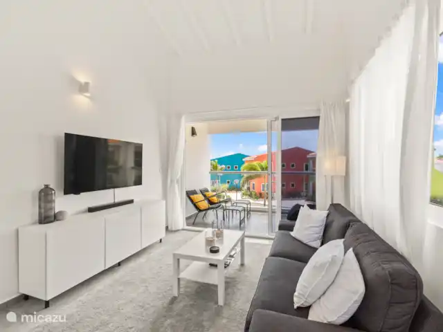 Punta Azul Ocean Resort 5B | Curaçao, Banda Abou (ouest), Westpunt - maison de vacances Salon bien entretenu avec télévision, sièges et décoration attrayante - parfait pour se détendre.