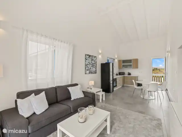 Punta Azul Ocean Resort 5B | Curaçao, Banda Abou (ouest), Westpunt - maison de vacances Salon bien entretenu avec télévision, sièges et décoration attrayante - parfait pour se détendre.