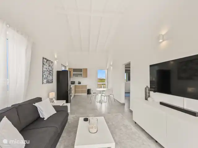 Punta Azul Ocean Resort 5B | Curaçao, Banda Abou (ouest), Westpunt - maison de vacances Salon bien entretenu avec télévision, sièges et décoration attrayante - parfait pour se détendre.
