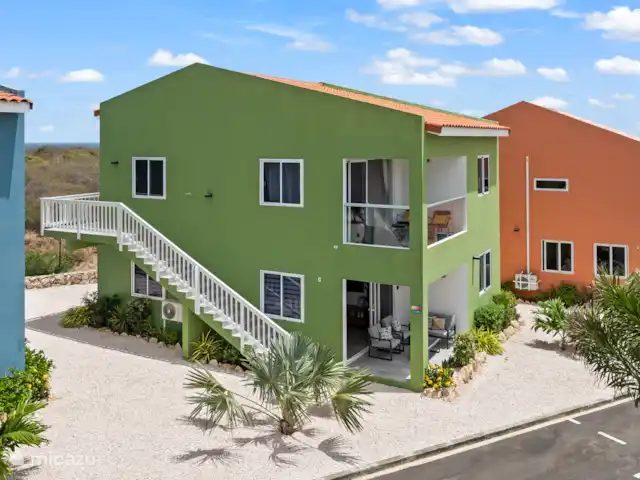 Punta Azul Ocean Resort 5B | Curaçao, Banda Abou (ouest), Westpunt - maison de vacances Vue de dessus de la maison de couleur verte, magnifiquement située entre verdure et espace ouvert.