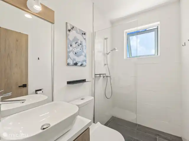 Punta Azul Ocean Resort 5B | Curaçao, Banda Abou (ouest), Westpunt - maison de vacances Salle de bain avec douche, toilettes et lavabo - tout ce dont vous avez besoin à portée de main.