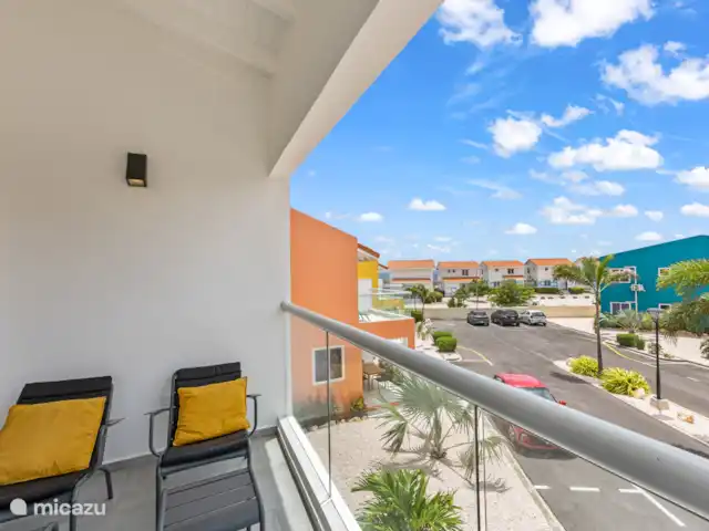 Punta Azul Ocean Resort 5B | Curaçao, Banda Abou (ouest), Westpunt - maison de vacances Balcon spacieux avec une vue magnifique - l’endroit idéal pour un petit-déjeuner tranquille ou un verre de vin au coucher du soleil.