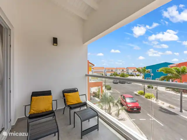 Punta Azul Ocean Resort 5B | Curaçao, Banda Abou (ouest), Westpunt - maison de vacances Balcon spacieux avec une vue magnifique - l’endroit idéal pour un petit-déjeuner tranquille ou un verre de vin au coucher du soleil.