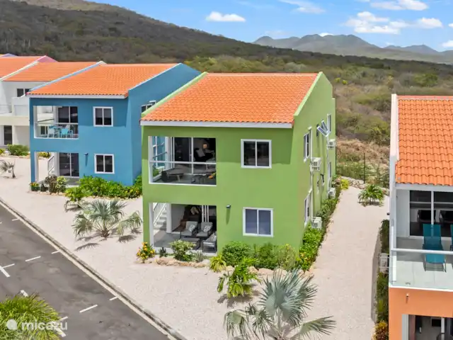 Punta Azul Ocean Resort 5B | Curaçao, Banda Abou (ouest), Westpunt - maison de vacances Vue de dessus de la maison de couleur verte, magnifiquement située entre verdure et espace ouvert.