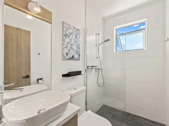 Punta Azul Ocean Resort 5B | Curaçao, Banda Abou (ouest), Westpunt - maison de vacances Salle de bain avec douche, toilettes et lavabo - tout ce dont vous avez besoin à portée de main.