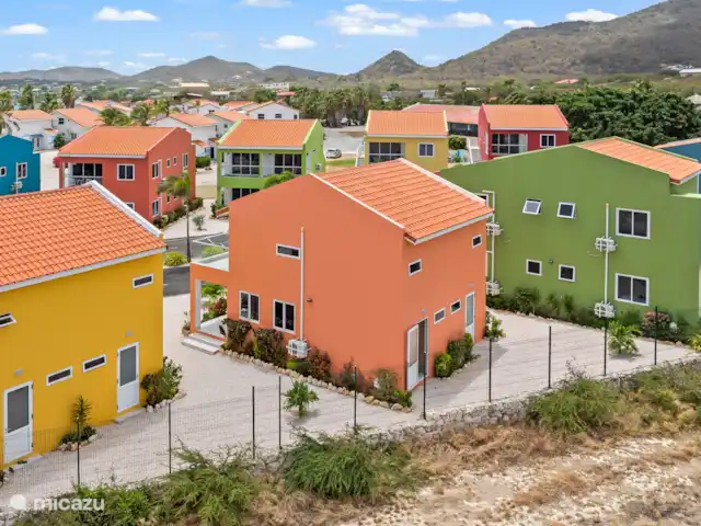 Punta Azul Ocean Resort 6A | Curaçao, Banda Abou (ouest), Westpunt - maison de vacances D’en haut, l’emplacement verdoyant du parc est clairement visible – une oasis de paix et d’espace.