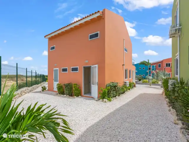 Punta Azul Ocean Resort 6A | Curaçao, Banda Abou (ouest), Westpunt - maison de vacances Maison orange caractéristique avec un aspect chaleureux.