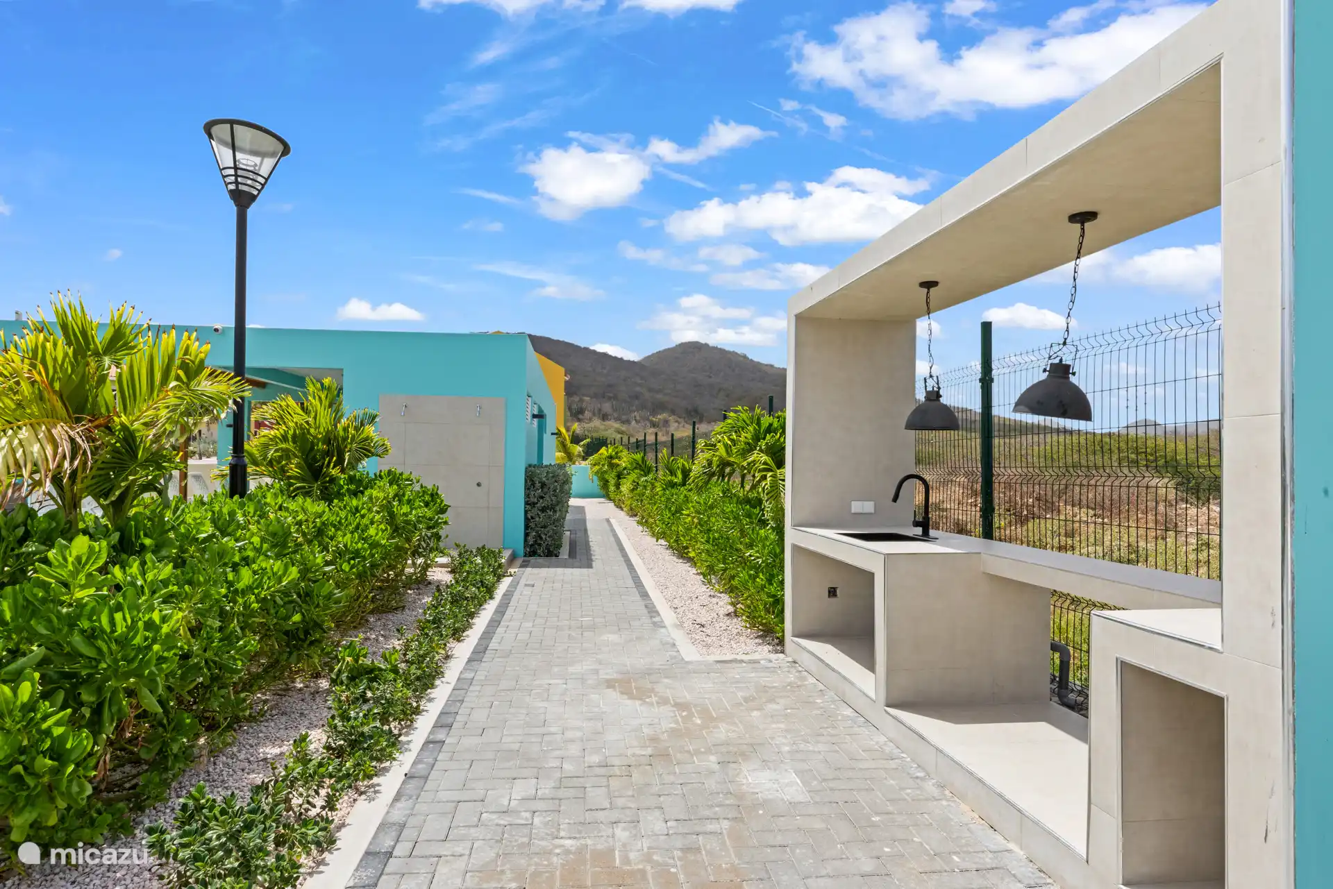 Elegante casa de piscina justo al lado de la piscina, ideal para sombra, relajación y mayor comodidad.