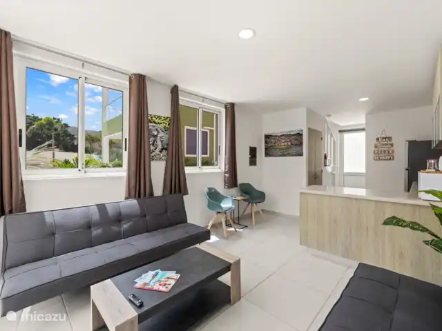 Punta Azul Ocean Resort 6A | Curaçao, Banda Abou (ouest), Westpunt - maison de vacances Salon bien entretenu avec télévision, canapé spacieux et décoration attrayante - parfait pour des moments de détente.