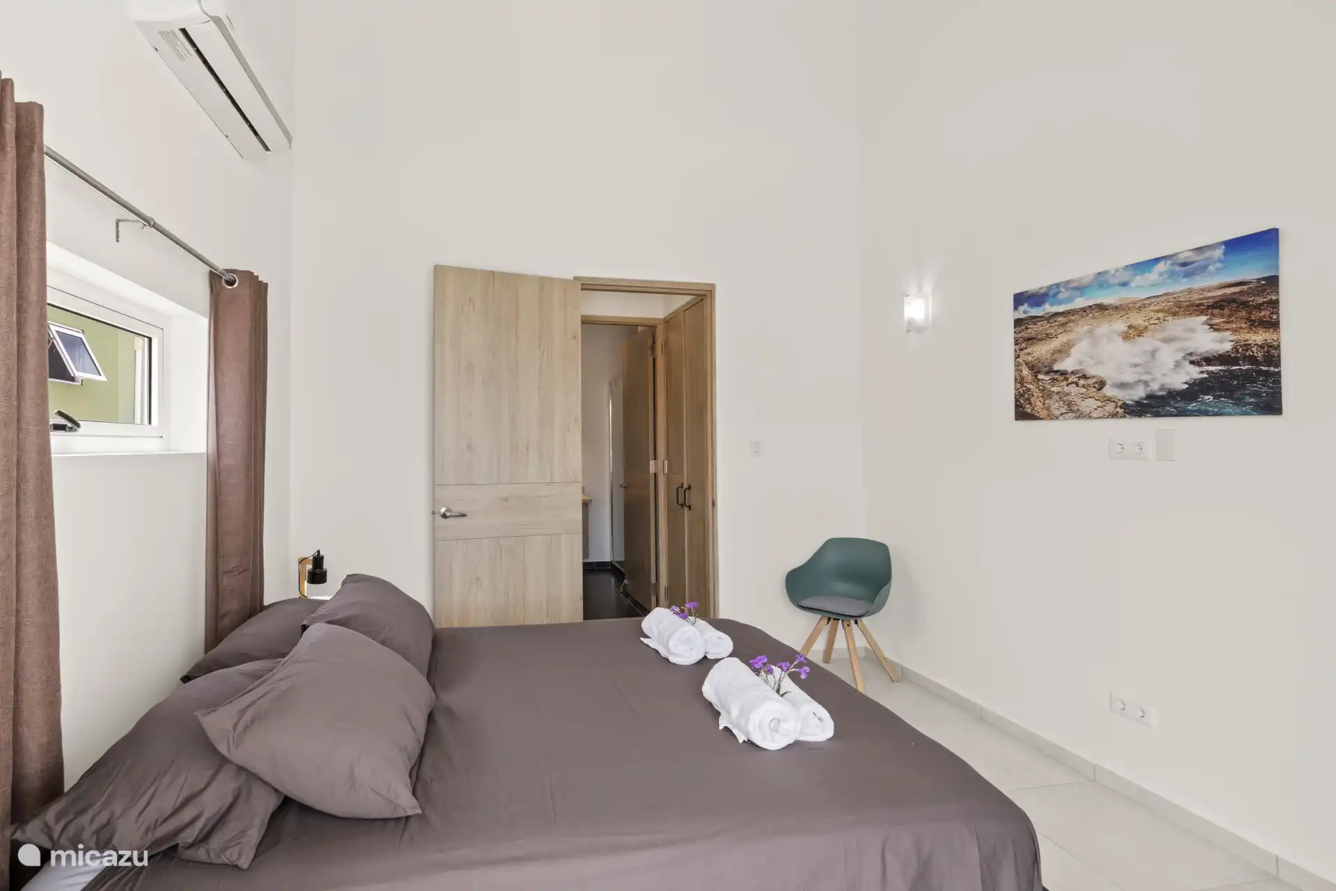 Amplio dormitorio doble con mucha luz natural, un lugar tranquilo para relajarse.