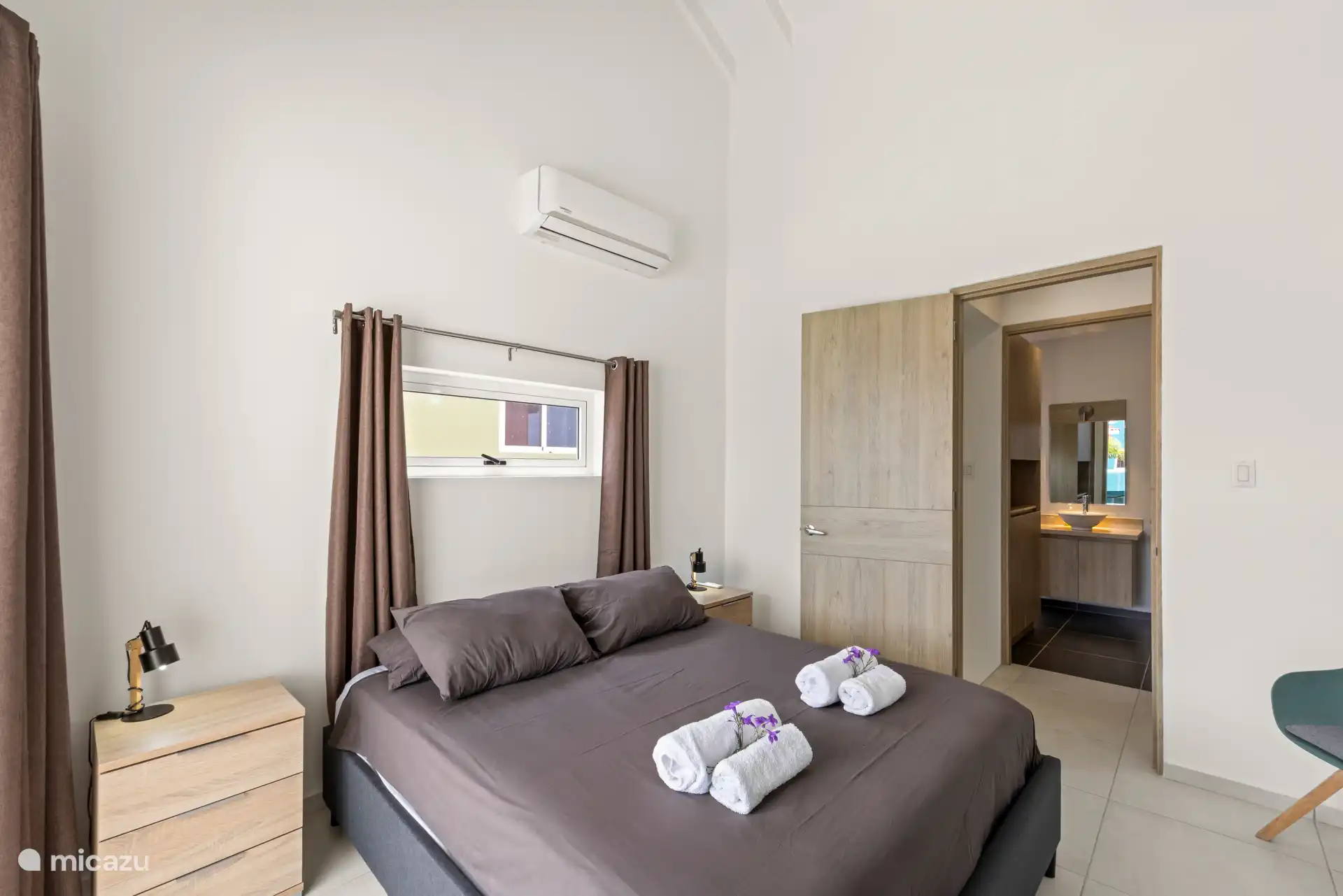 Amplio dormitorio doble con mucha luz natural, un lugar tranquilo para relajarse.