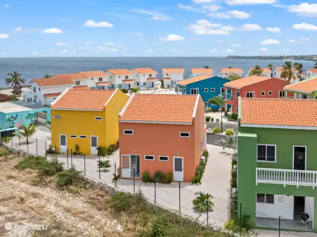 Punta Azul Ocean Resort 6A | Curaçao, Banda Abou (ouest), Westpunt - maison de vacances D’en haut, l’emplacement verdoyant du parc est clairement visible – une oasis de paix et d’espace.