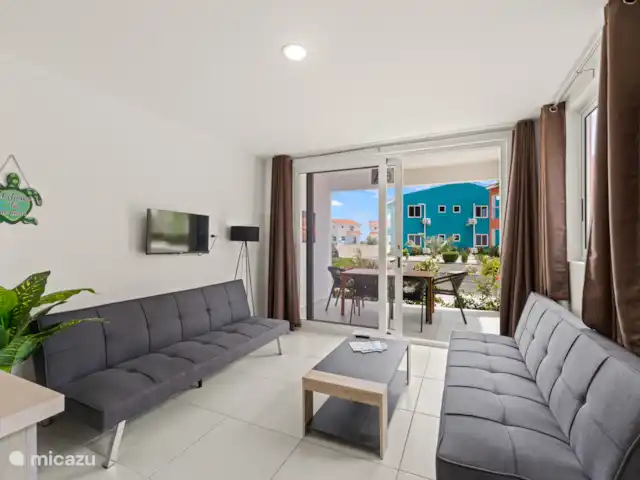Punta Azul Ocean Resort 6A | Curaçao, Banda Abou (ouest), Westpunt - maison de vacances Salon bien entretenu avec télévision, canapé spacieux et décoration attrayante - parfait pour des moments de détente.