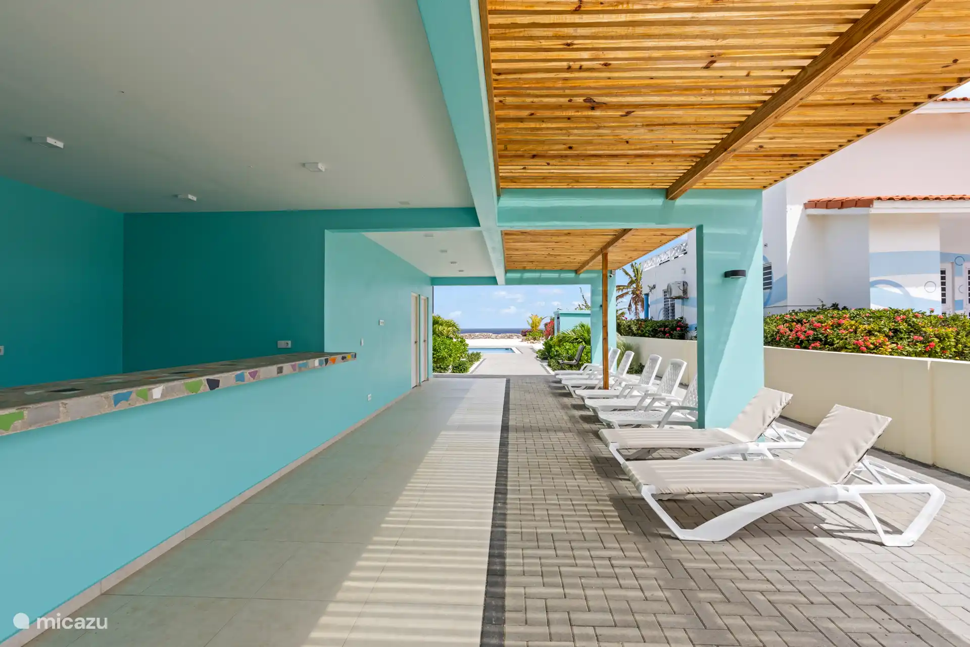 Elegante casa de piscina justo al lado de la piscina, ideal para sombra, relajación y mayor comodidad.