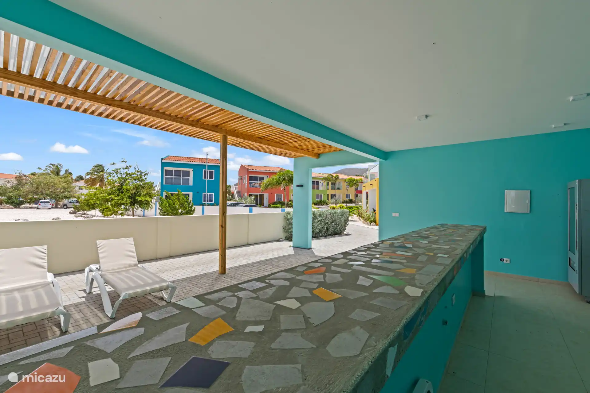 Elegante casa de piscina justo al lado de la piscina, ideal para sombra, relajación y mayor comodidad.