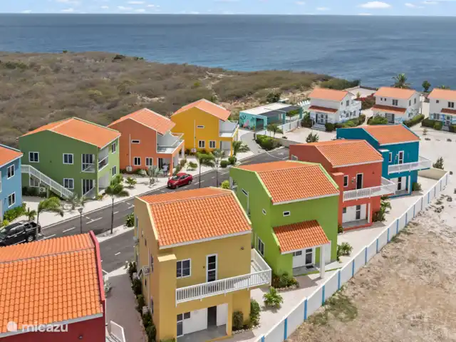 Punta Azul Ocean Resort 6A | Curaçao, Banda Abou (ouest), Westpunt - maison de vacances D’en haut, l’emplacement verdoyant du parc est clairement visible – une oasis de paix et d’espace.