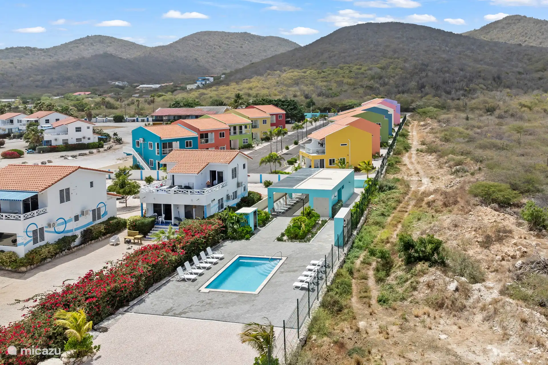 La foto general muestra la estructura tranquila y verde del parque, ideal para los amantes de la paz y la naturaleza.