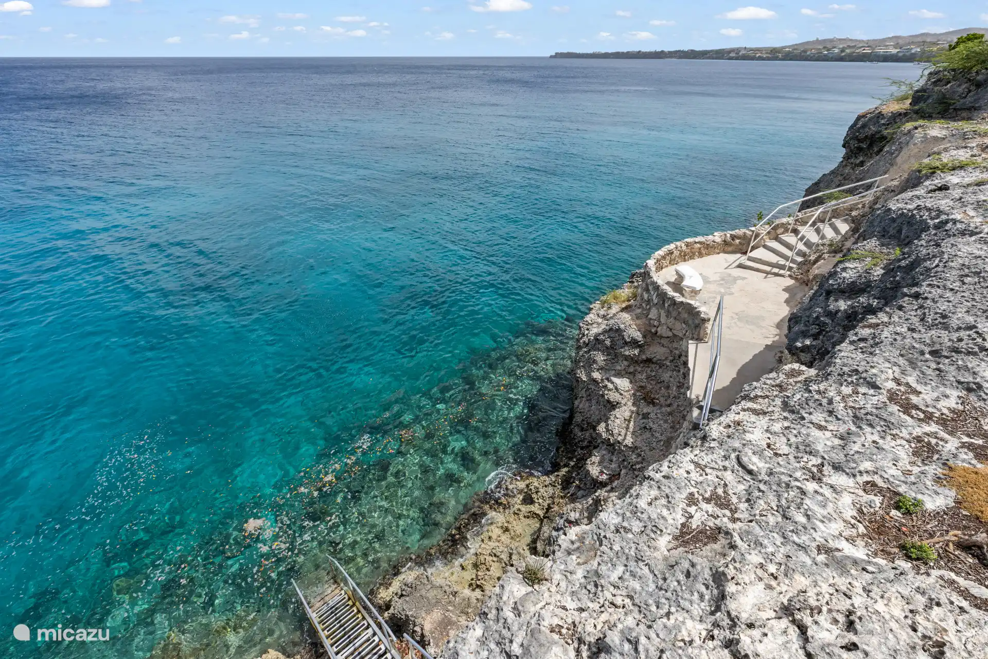 Escalera de buceo en el lugar: ofrece acceso directo al mar, perfecto para los entusiastas del esnórquel y el buceo.