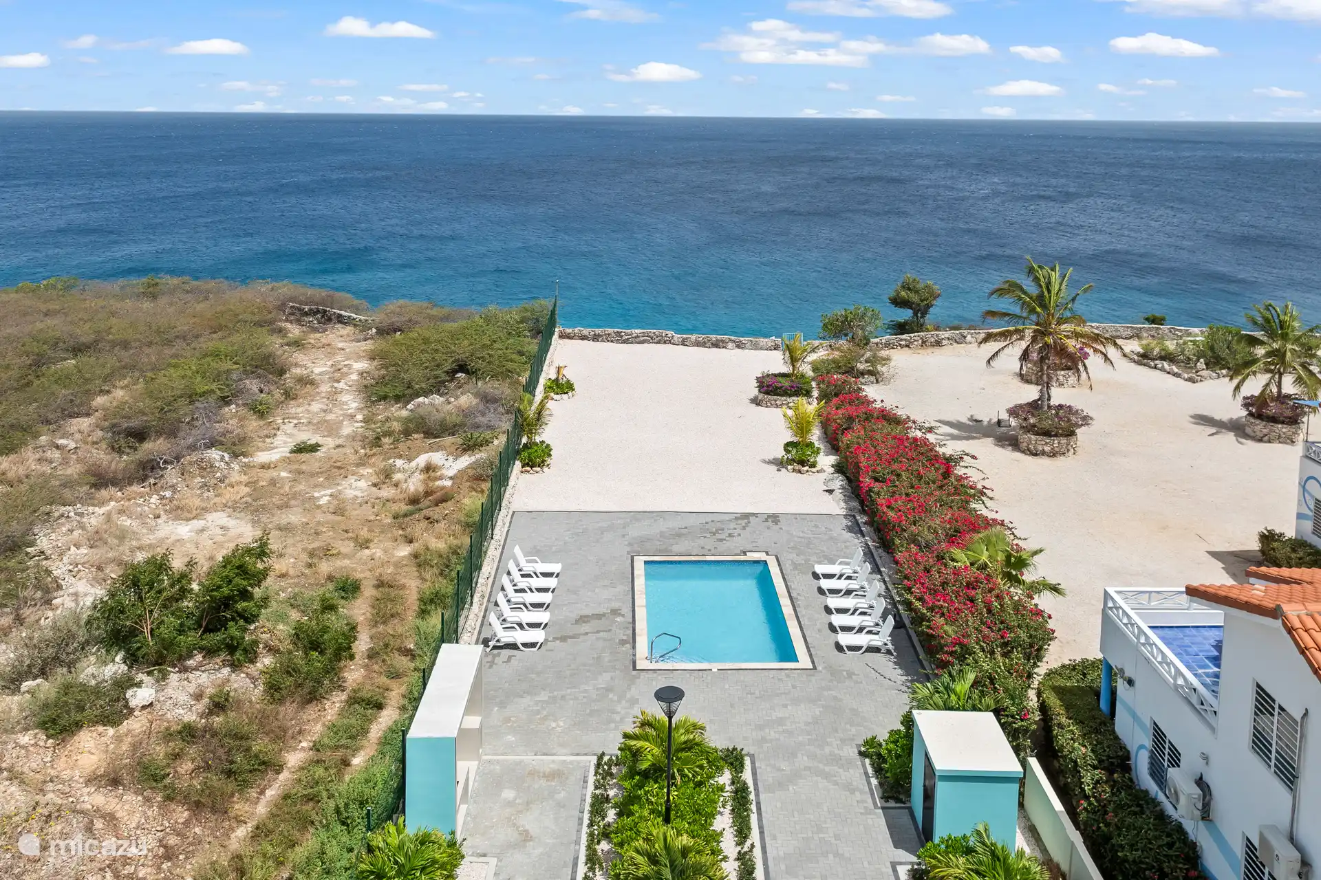 Piscina junto al mar: disfrute de un refresco con vistas al horizonte infinito.