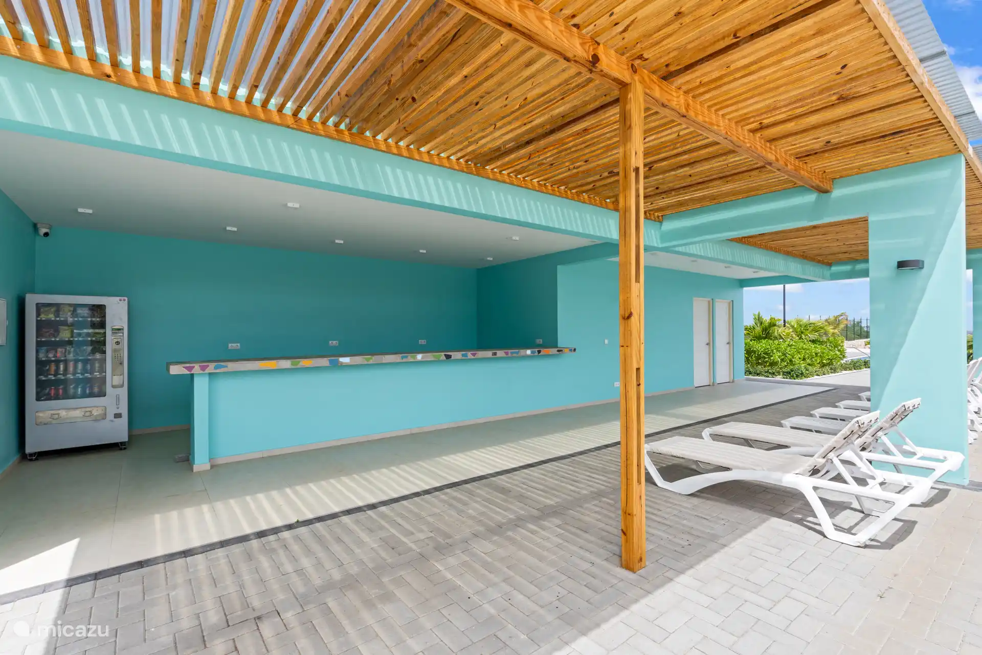 Elegante casa de piscina justo al lado de la piscina, ideal para sombra, relajación y mayor comodidad.