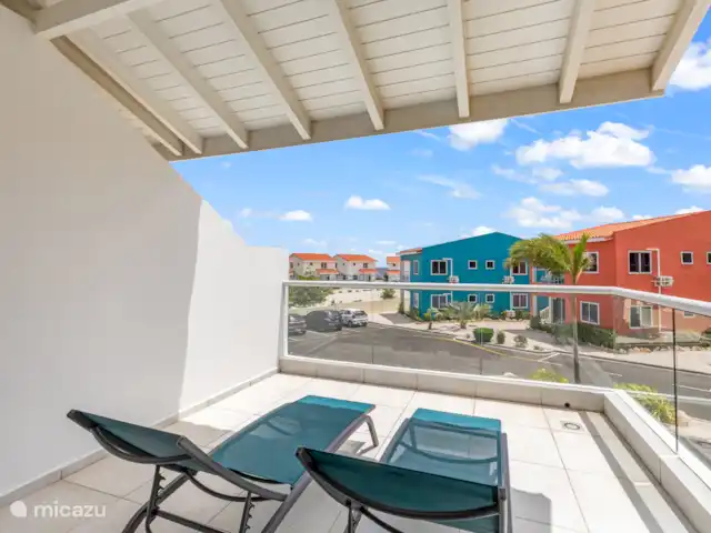 Punta Azul Ocean Resort 6A | Curaçao, Banda Abou (ouest), Westpunt - maison de vacances La terrasse est équipée de chaises longues confortables.