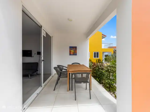 Punta Azul Ocean Resort 6A | Curaçao, Banda Abou (ouest), Westpunt - maison de vacances Terrasse spacieuse avec des sièges confortables - idéale pour le petit-déjeuner au soleil ou les longues soirées à l’extérieur.