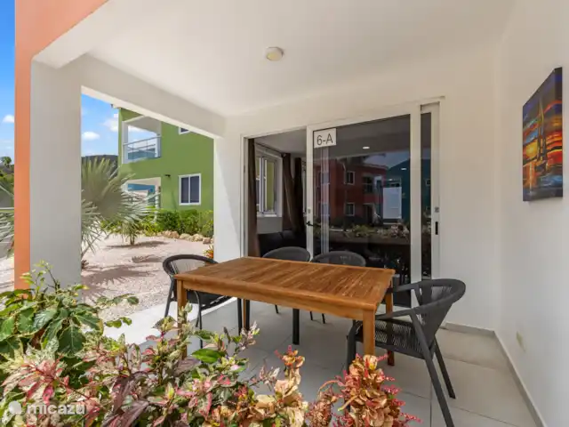 Punta Azul Ocean Resort 6A | Curaçao, Banda Abou (ouest), Westpunt - maison de vacances Terrasse spacieuse avec des sièges confortables - idéale pour le petit-déjeuner au soleil ou les longues soirées à l’extérieur.