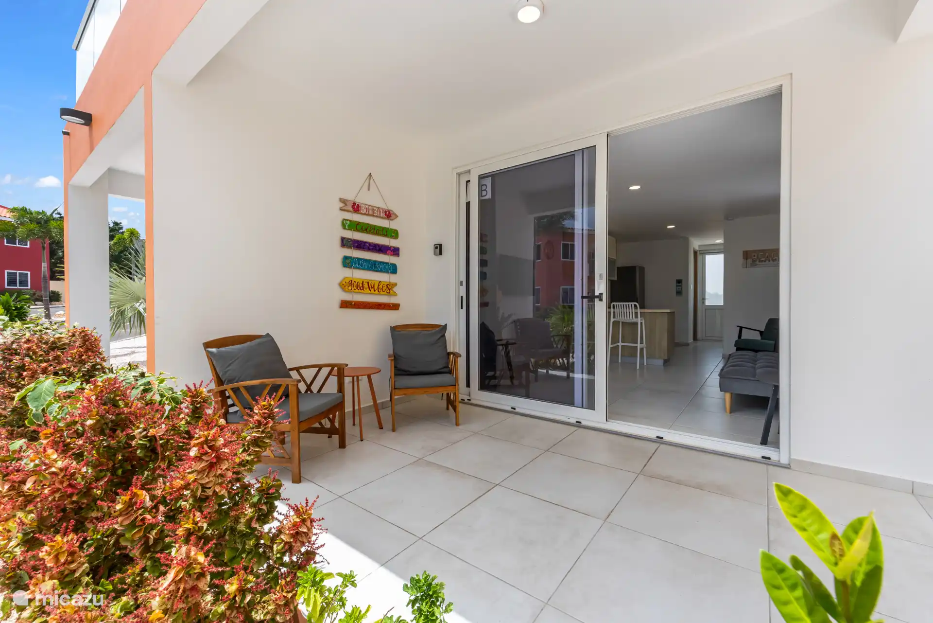 Großzügige Terrasse mit bequemen Sitzgelegenheiten – ideal für ein Frühstück in der Sonne oder lange Abende im Freien.