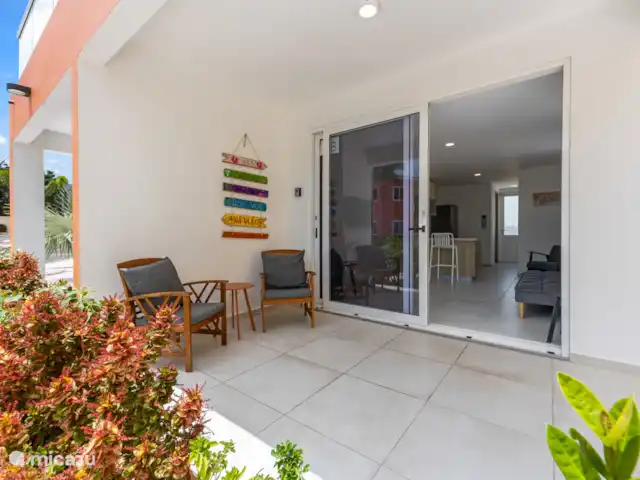 Punta Azul Ocean Resort 6B | Curaçao, Banda Abou (ouest), Westpunt - maison de vacances Terrasse spacieuse avec des sièges confortables - idéale pour le petit-déjeuner au soleil ou les longues soirées à l’extérieur.