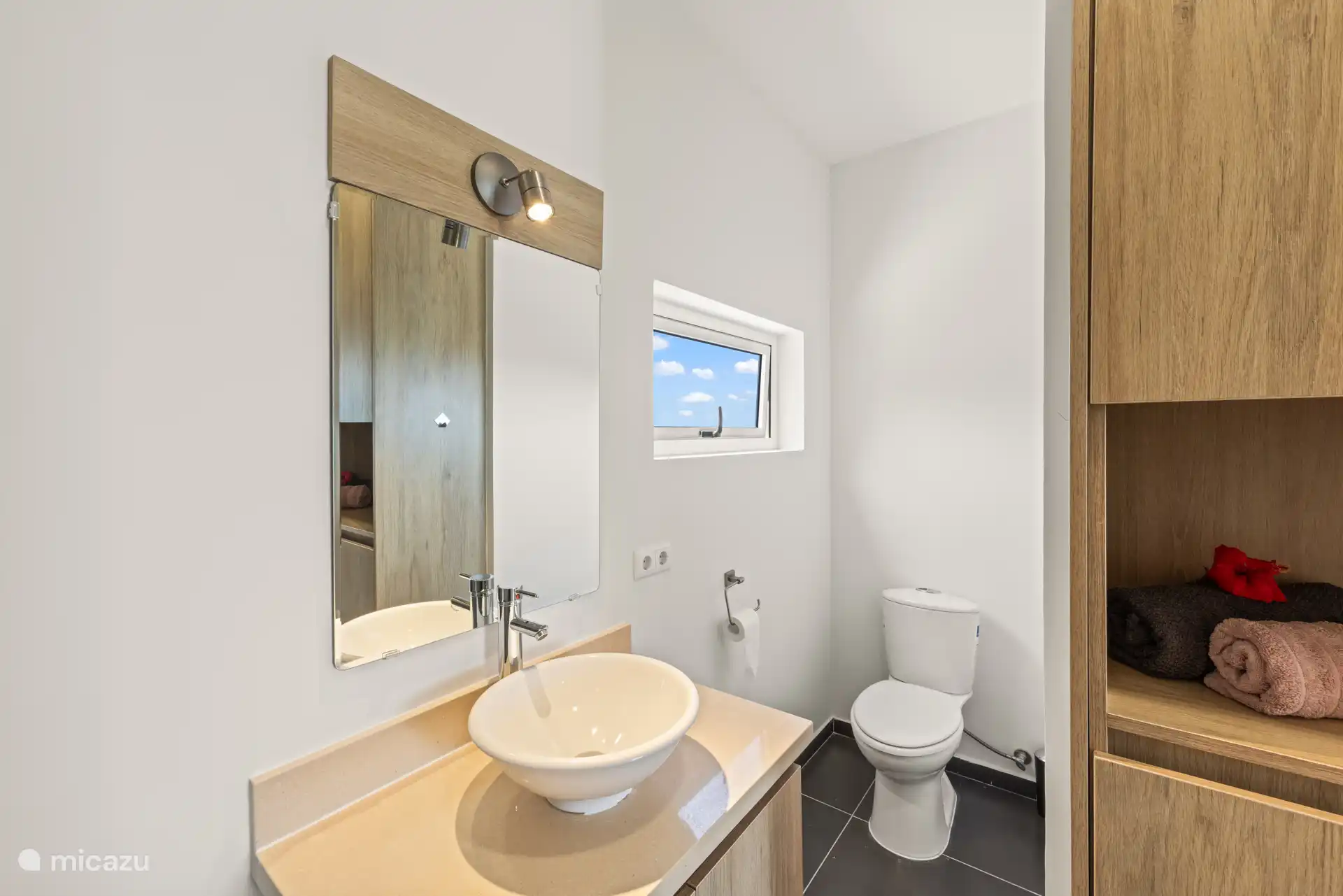 Badezimmer mit Dusche, WC und Waschbecken – alles was man braucht in Reichweite.