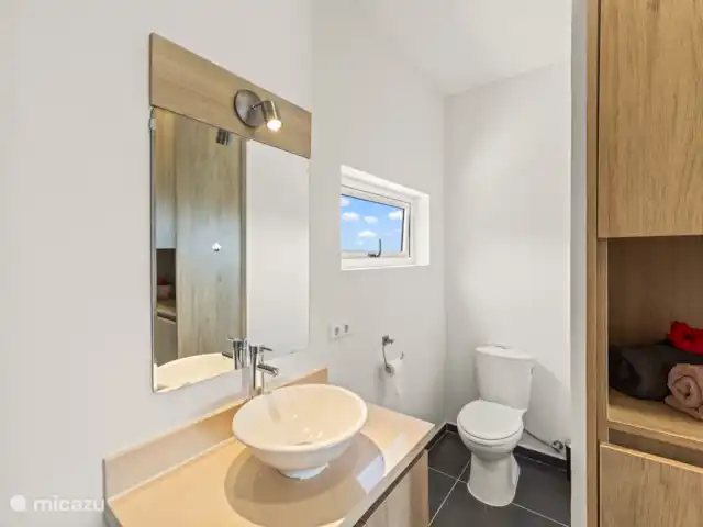 Punta Azul Ocean Resort 6B | Curaçao, Banda Abou (ouest), Westpunt - maison de vacances Salle de bain avec douche, toilettes et lavabo - tout ce dont vous avez besoin à portée de main.