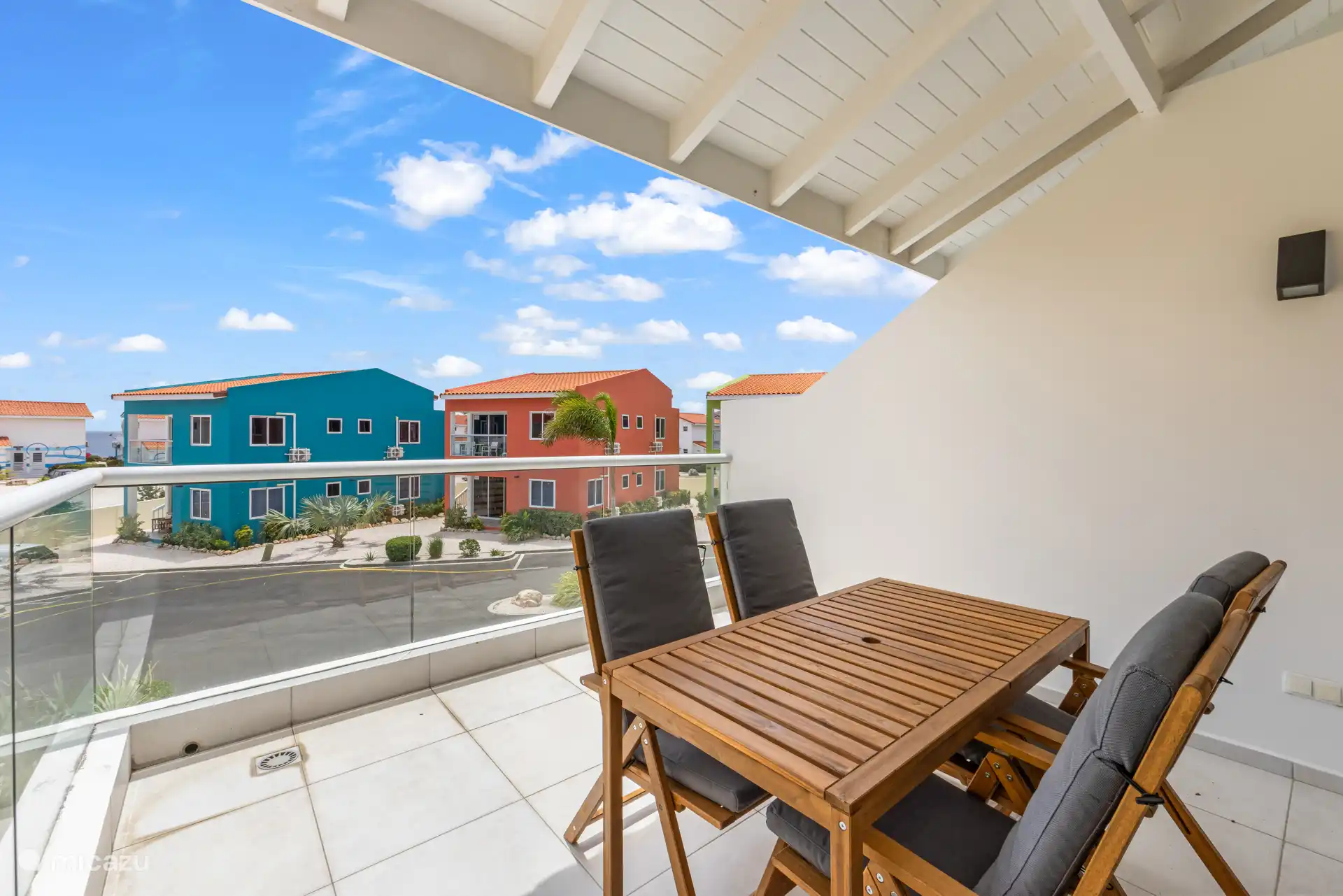 Von der oberen Terrasse aus hat man einen schönen Blick auf die Umgebung – perfekt für einen Drink bei Sonnenuntergang.