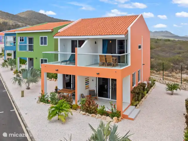Punta Azul Ocean Resort 6B | Curaçao, Banda Abou (ouest), Westpunt - maison de vacances La façade orange donne à la maison un aspect chaleureux, magnifiquement encastré dans la verdure environnante.