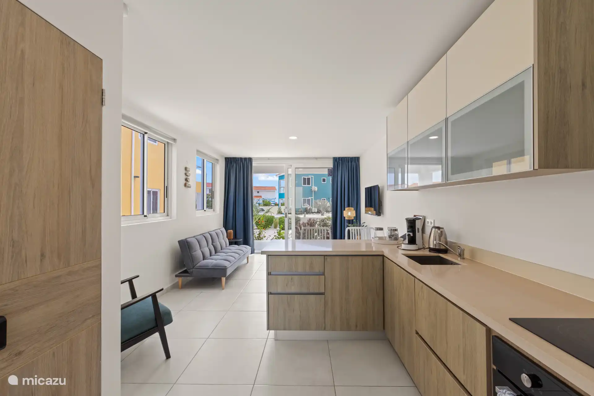 Elegante Einbauküche mit allen notwendigen Geräten – ideal zum komfortablen Kochen während Ihres Aufenthalts.